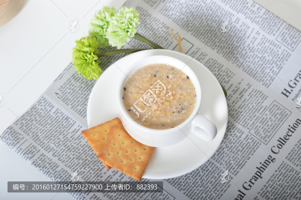 沖泡好的核桃麥片