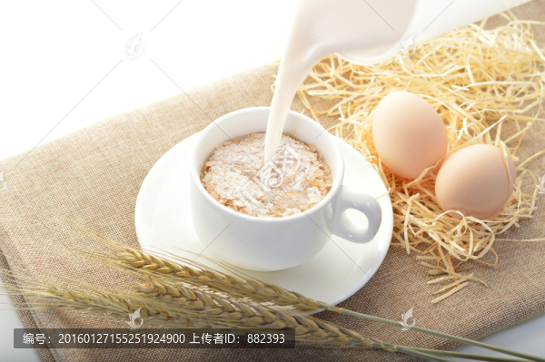 牛奶澆灌營養(yǎng)麥片