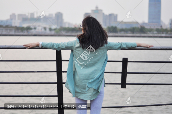 面朝江畔