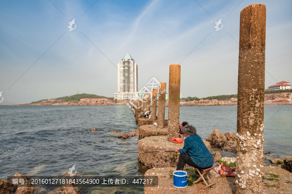 海邊釣魚