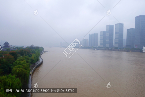 雨霧中的湘江風光
