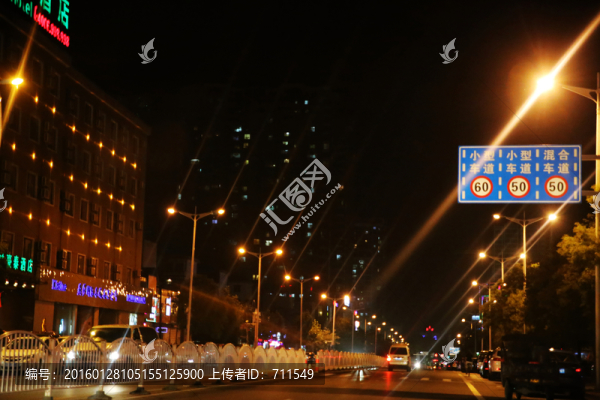城市夜晚閃亮的路燈