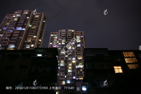 夜晚的住宅大樓燈光
