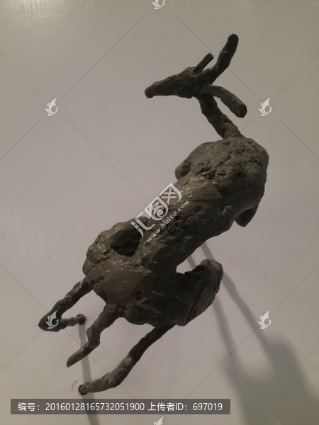 動物雕塑呼喚人類保護動物