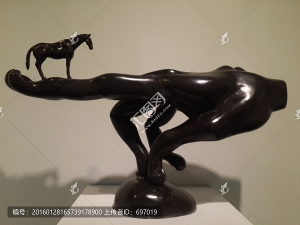 動物雕塑呼喚人類保護(hù)動物