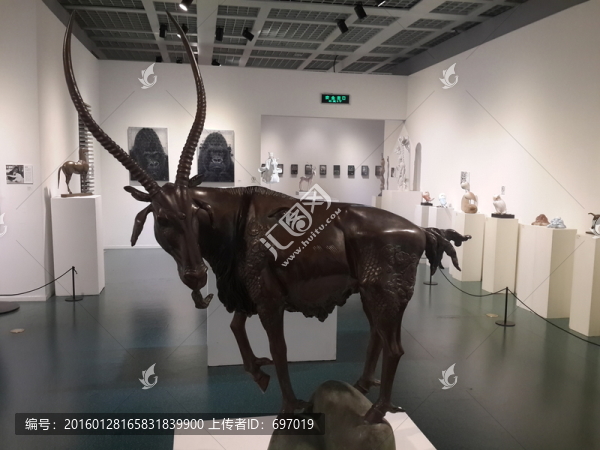 動(dòng)物雕塑呼喚人類(lèi)保護(hù)動(dòng)物