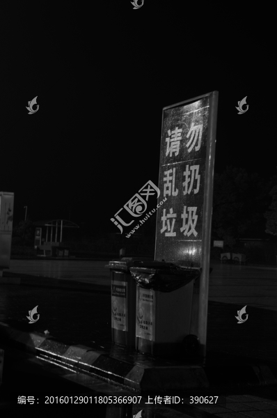 高速公路服務區(qū)的垃圾桶