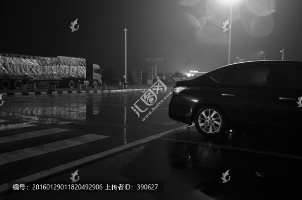 高速公路服務區(qū)雨夜