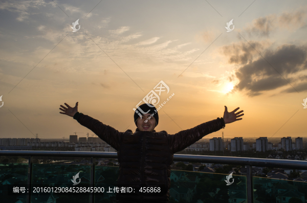 陽(yáng)臺(tái)上,張開雙臂的男人