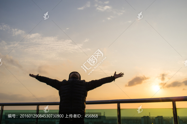 張開雙臂的男人