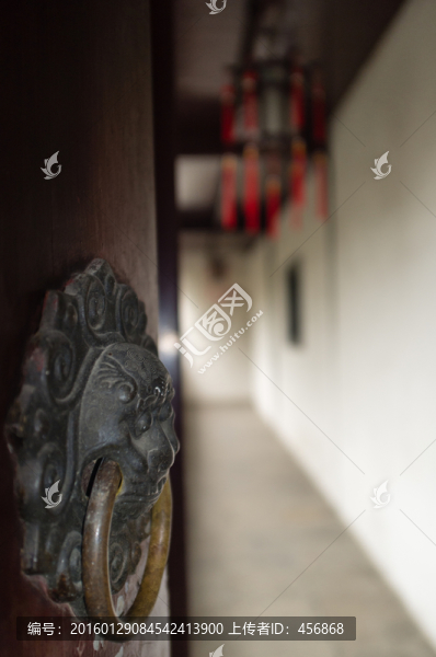 銅門把特寫