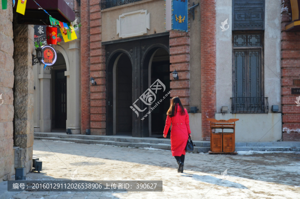歐式老街上行走的中國女人