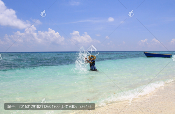 海邊嬉水