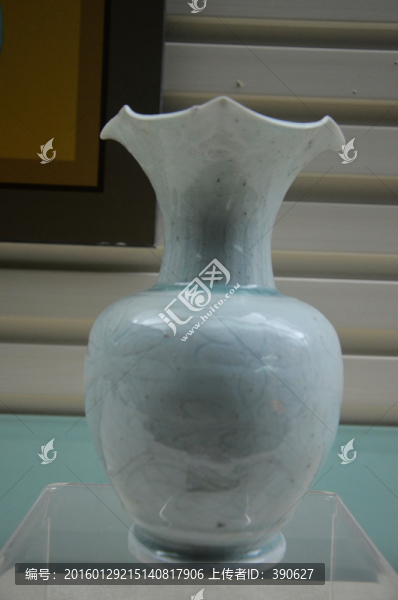 宋代影青荷葉口花觚