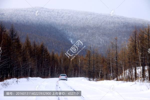 冬季森林積雪公路