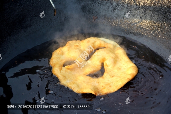 笑臉油餅之油炸