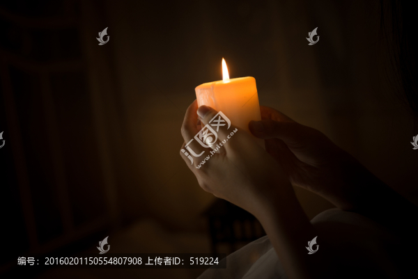 雙手捧蠟燭