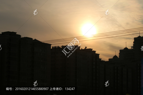 夕陽映襯下的樓房