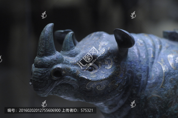 錯(cuò)金銀云紋青銅犀牛尊