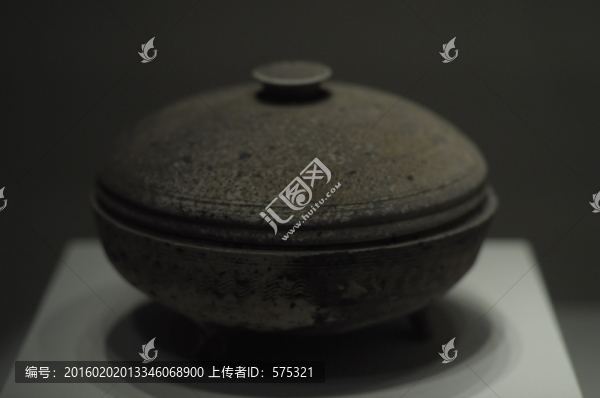 三足陶盒