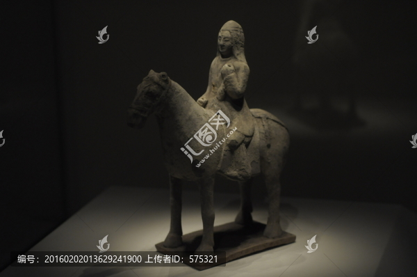 陶騎馬武士俑