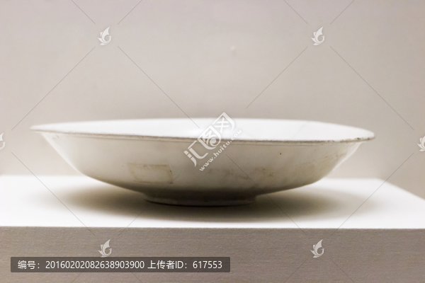 定窯白釉龍紋盤