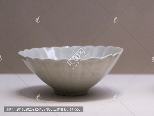 青白釉菊瓣紋花口盤