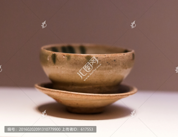 青白釉綠彩瓷帶托茶盞