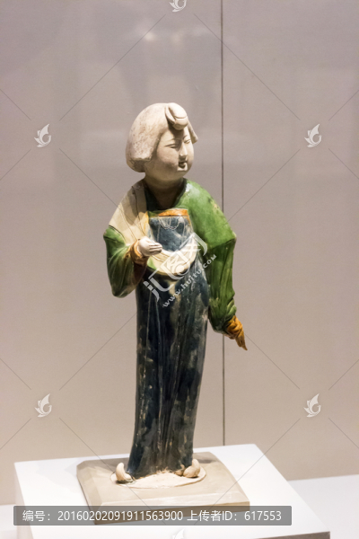 三彩釉陶女俑