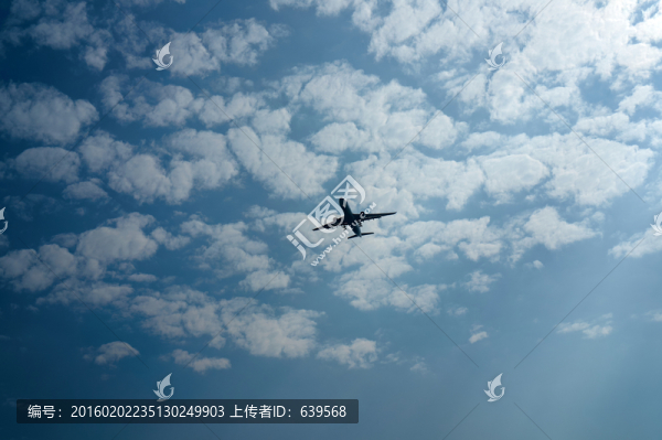 藍(lán)天白云飛機(jī)