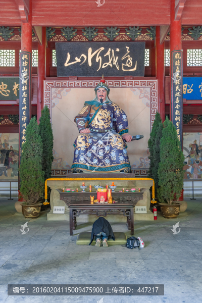 岳飛塑像