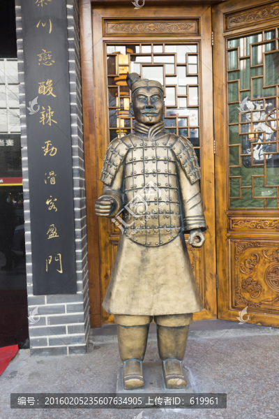 店鋪前的兵馬俑