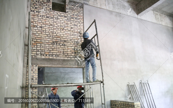 搭腳手架的建筑工人