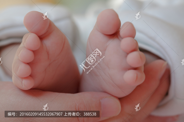 手捧寶寶小腳丫