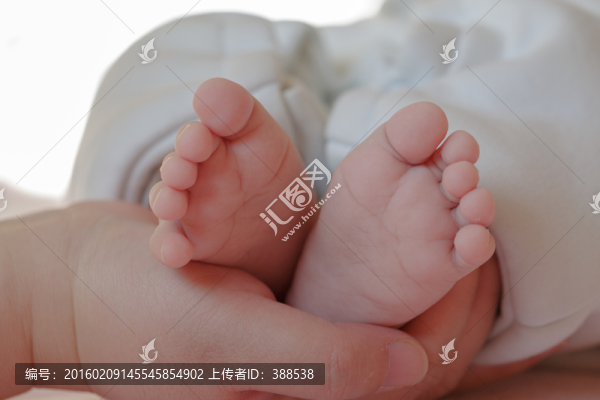 手捧寶寶小腳丫