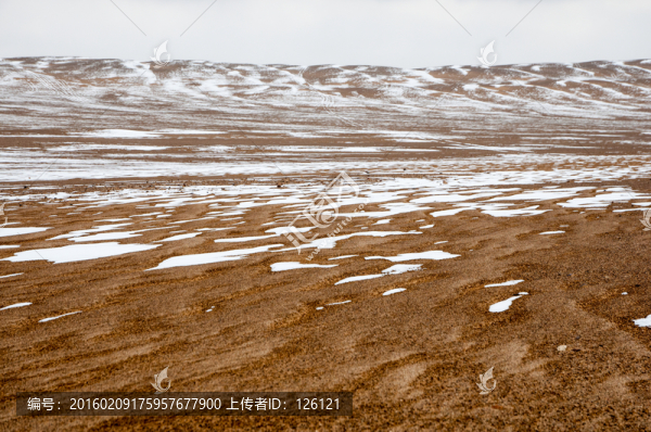 戈壁灘雪景