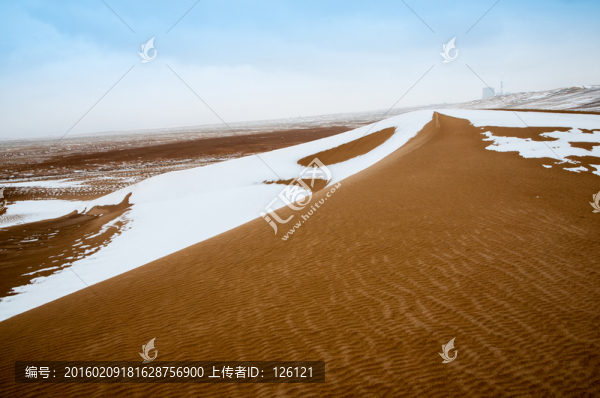 戈壁灘雪景