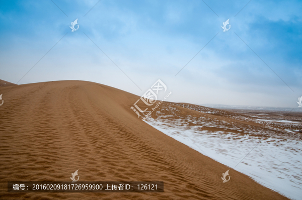 戈壁灘雪景