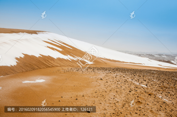 戈壁灘雪景