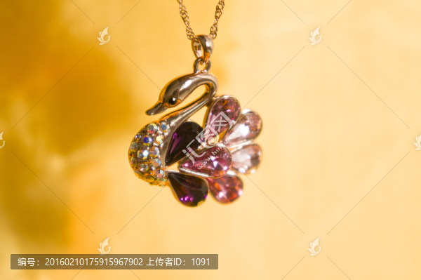 天鵝吊墜項(xiàng)鏈?zhǔn)罪? title=