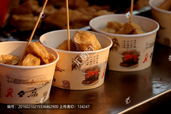 廟會(huì)小吃炸臭豆腐