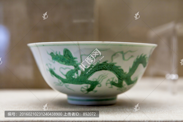 景德鎮(zhèn)官窯白釉綠龍紋碗
