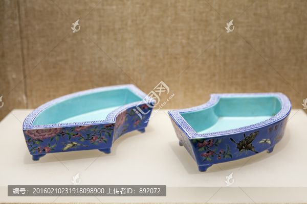 粉彩花蝶紋水仙盆,清,光緒