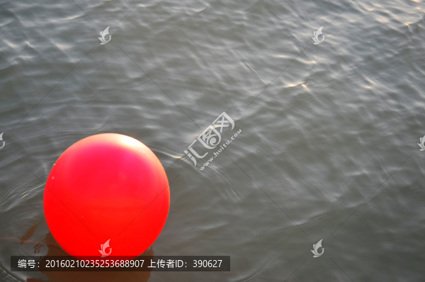 湖面上的彩色浮球