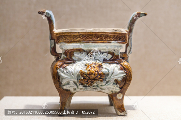 三彩浮雕花卉四足方鼎,明