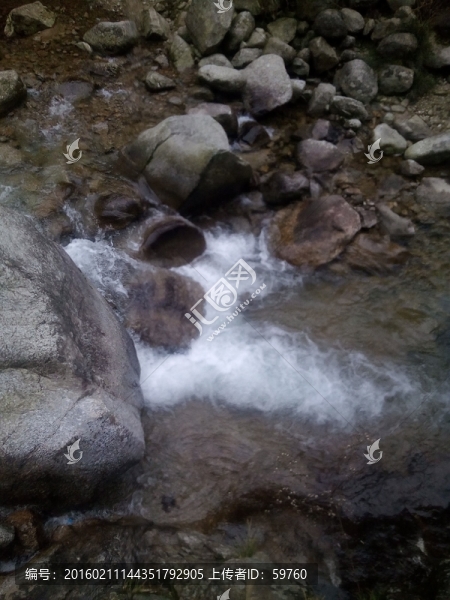 山石清泉