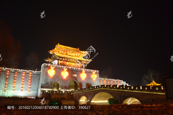 臺(tái)兒莊古城門(mén)夜景