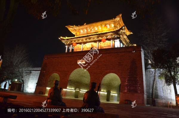 臺兒莊古城門夜景