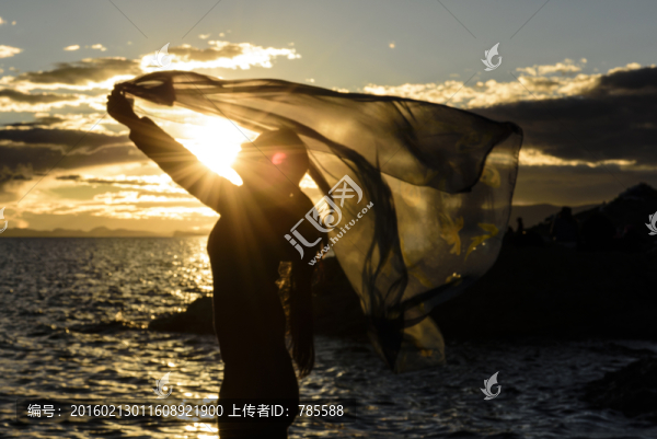夕陽下的姑娘