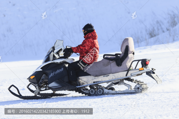 雪地摩托